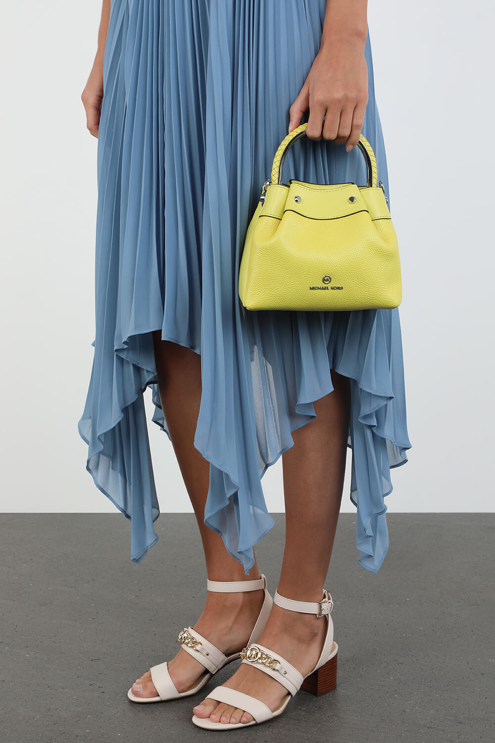 תמונת כל הלוק של Pebbled-Leather Monogram Tote Bag in Yellow